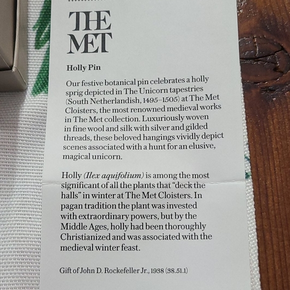 Met Museam of Art Vintage Holly brooch - Picture 4 of 9